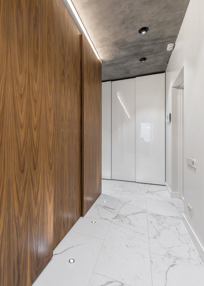Пример оригинального дизайна: коридор в современном стиле с белыми стенами и мраморным полом