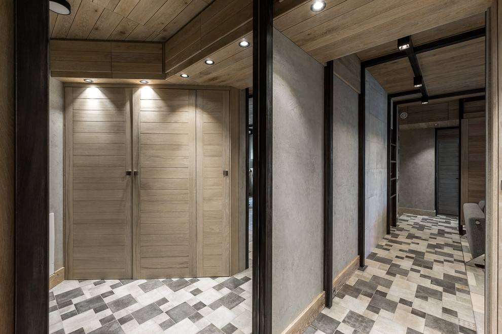 Стильный дизайн: коридор среднего размера в современном стиле с серыми стенами, полом из керамической плитки и серым полом - последний тренд