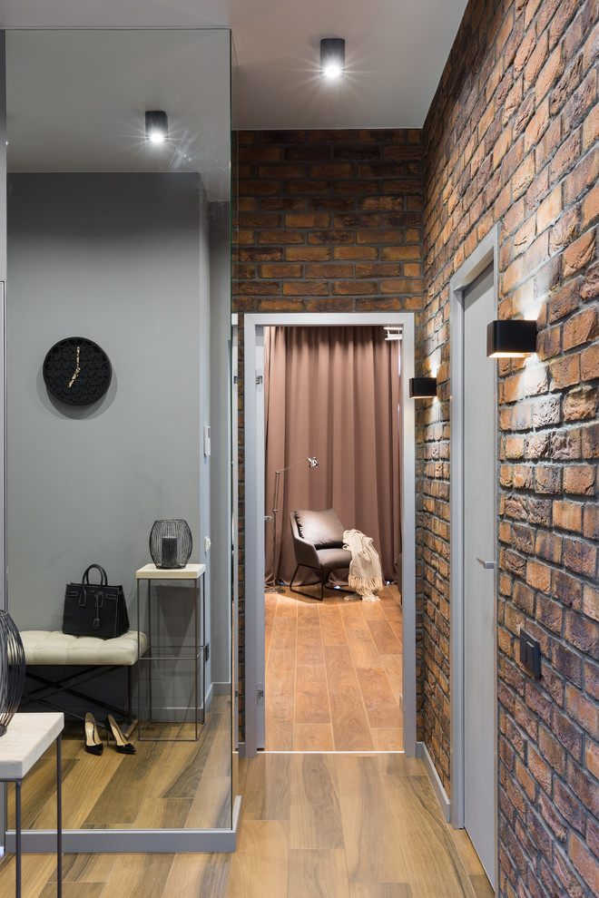 Idée de décoration pour un petit couloir design avec un sol en carrelage de porcelaine, un sol marron et un mur marron.