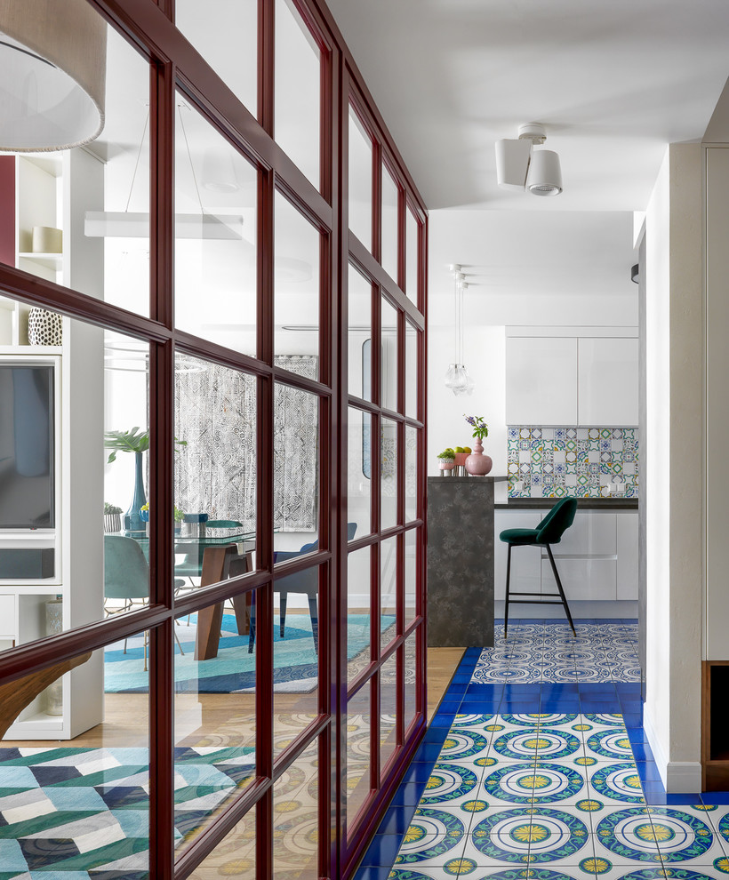 Пример оригинального дизайна: коридор в стиле фьюжн с белыми стенами и разноцветным полом