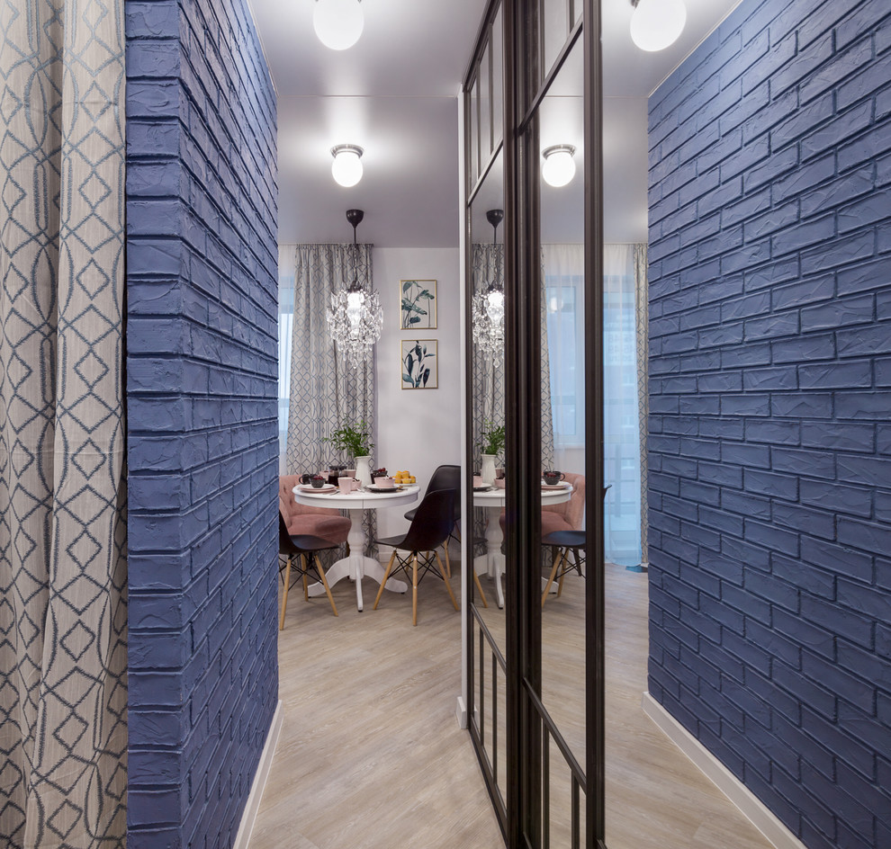 Идея дизайна: маленький коридор: освещение в современном стиле с синими стенами, полом из винила и бежевым полом для на участке и в саду