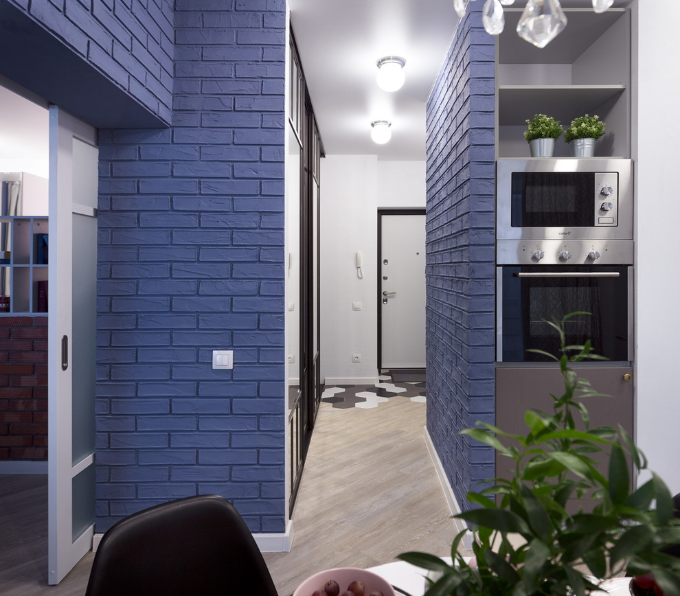 Foto di un piccolo ingresso o corridoio design con pareti blu, pavimento in vinile e pavimento beige