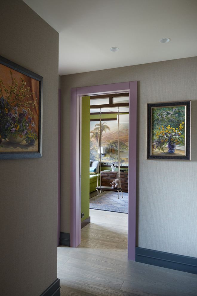 Cette photo montre un couloir tendance de taille moyenne avec un mur gris et un sol en bois brun.