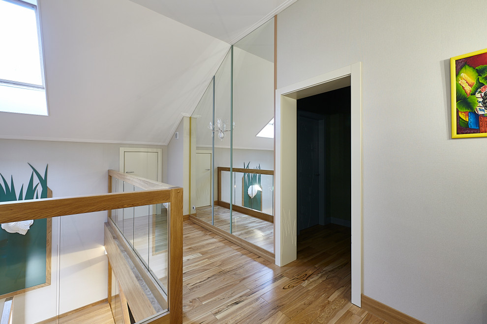 Источник вдохновения для домашнего уюта: коридор в современном стиле с серыми стенами, паркетным полом среднего тона и коричневым полом