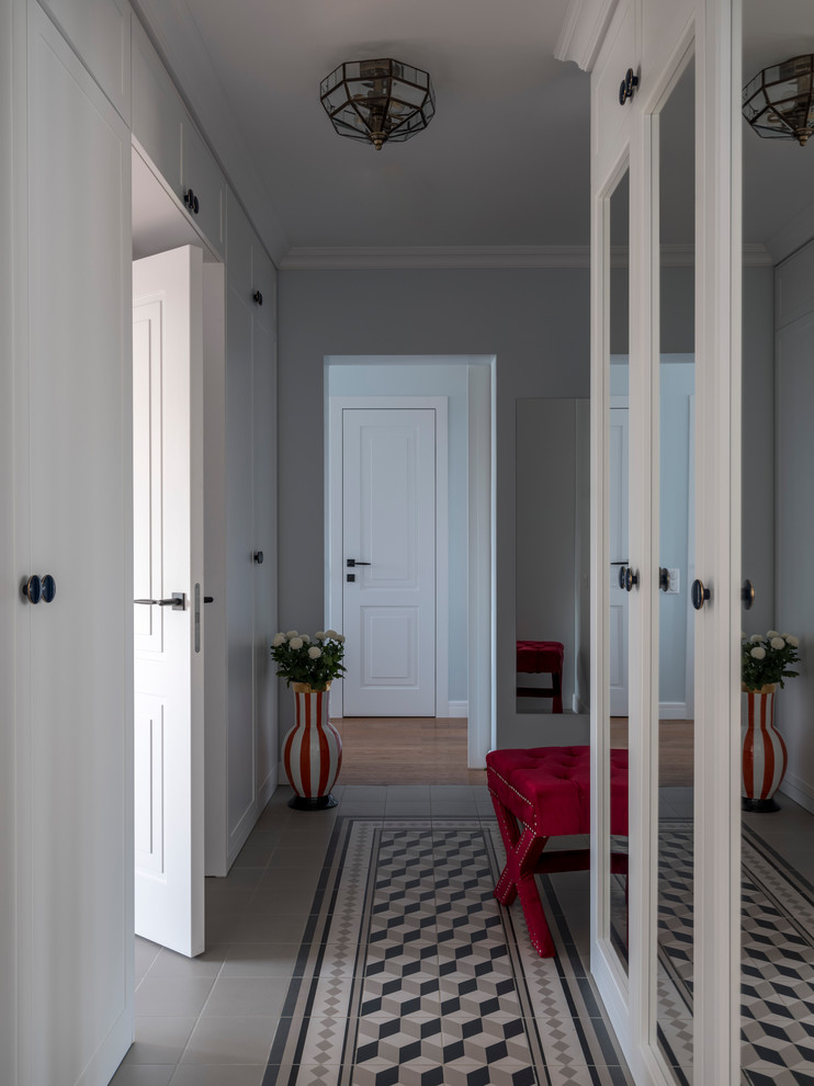 На фото: коридор в стиле неоклассика (современная классика) с серыми стенами и серым полом с