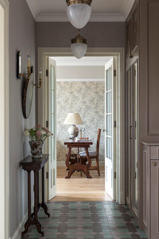 На фото: коридор: освещение в классическом стиле с серыми стенами, разноцветным полом и полом из керамической плитки