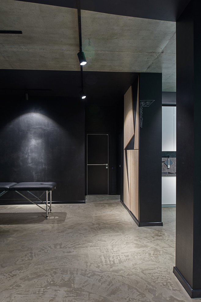 На фото: коридор в современном стиле с черными стенами, бетонным полом и серым полом