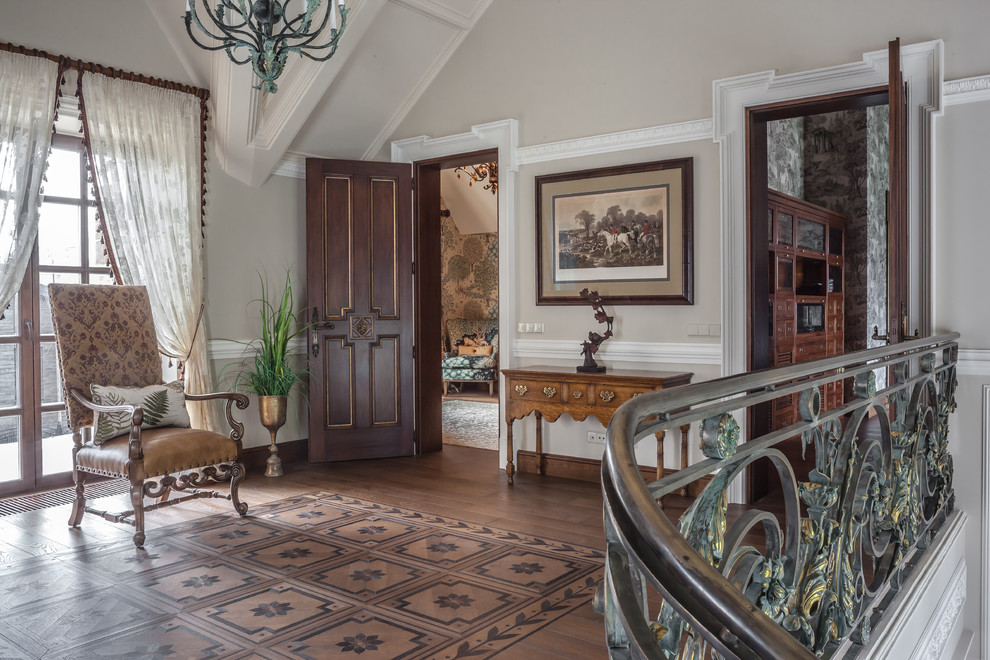 Foto de recibidores y pasillos clásicos con paredes grises, suelo de madera en tonos medios y suelo marrón