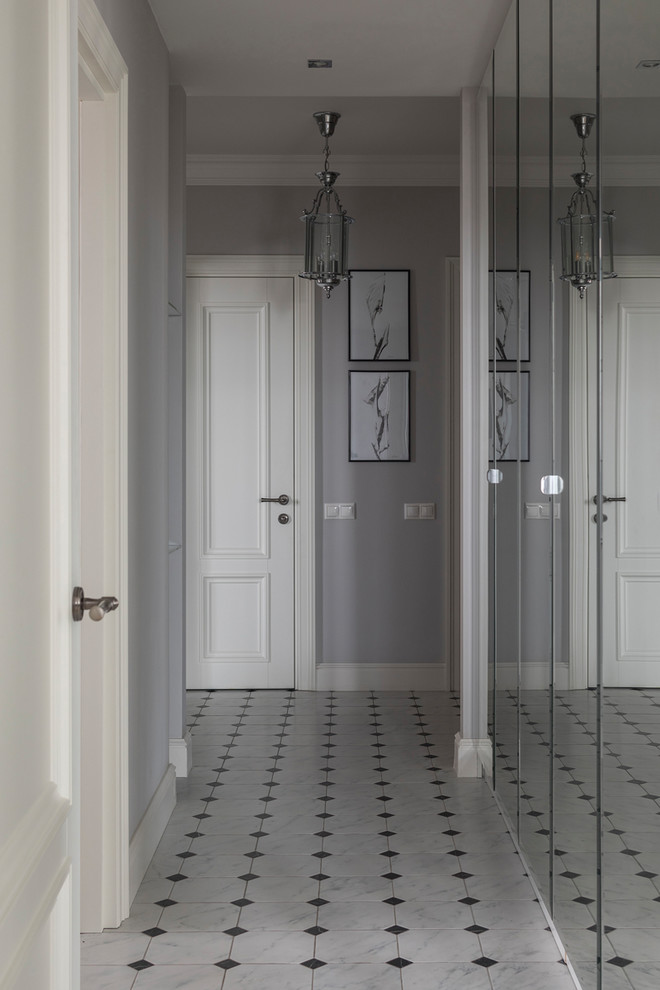 На фото: коридор в классическом стиле с серыми стенами и разноцветным полом