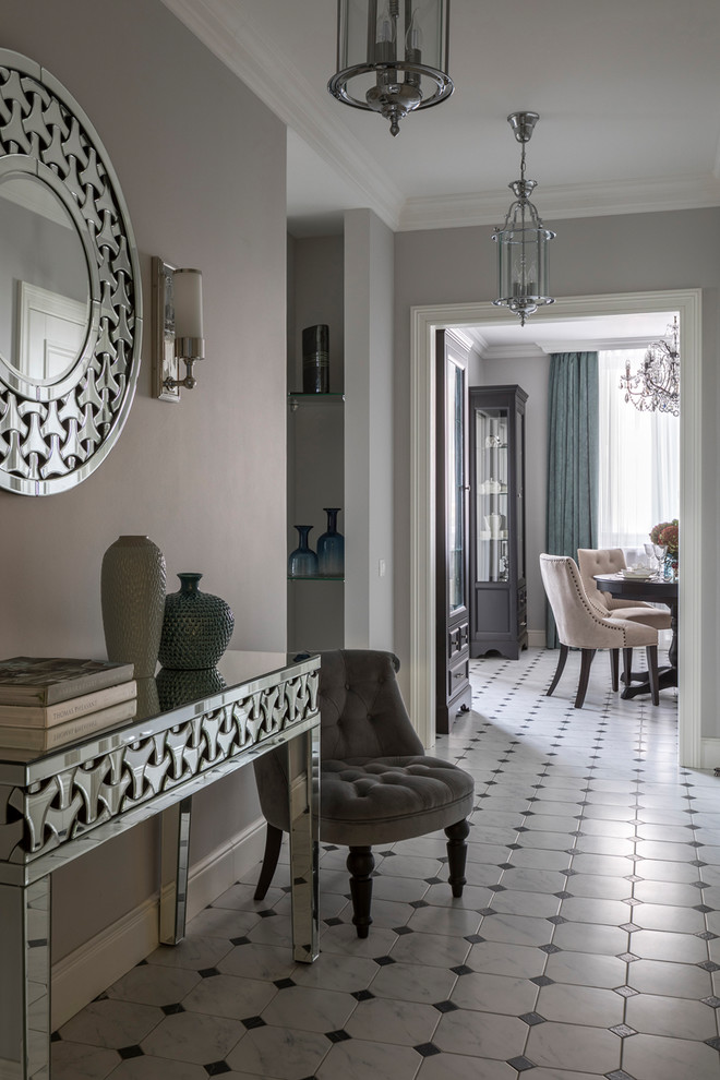 Стильный дизайн: коридор в классическом стиле с серыми стенами и разноцветным полом - последний тренд
