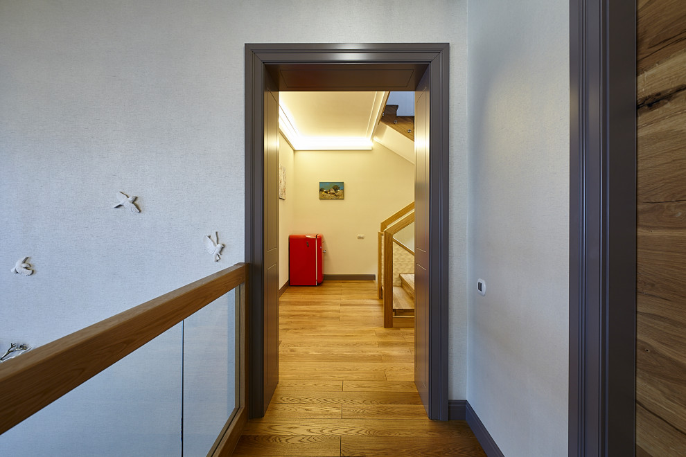 Источник вдохновения для домашнего уюта: коридор среднего размера в современном стиле с серыми стенами, полом из ламината и бежевым полом