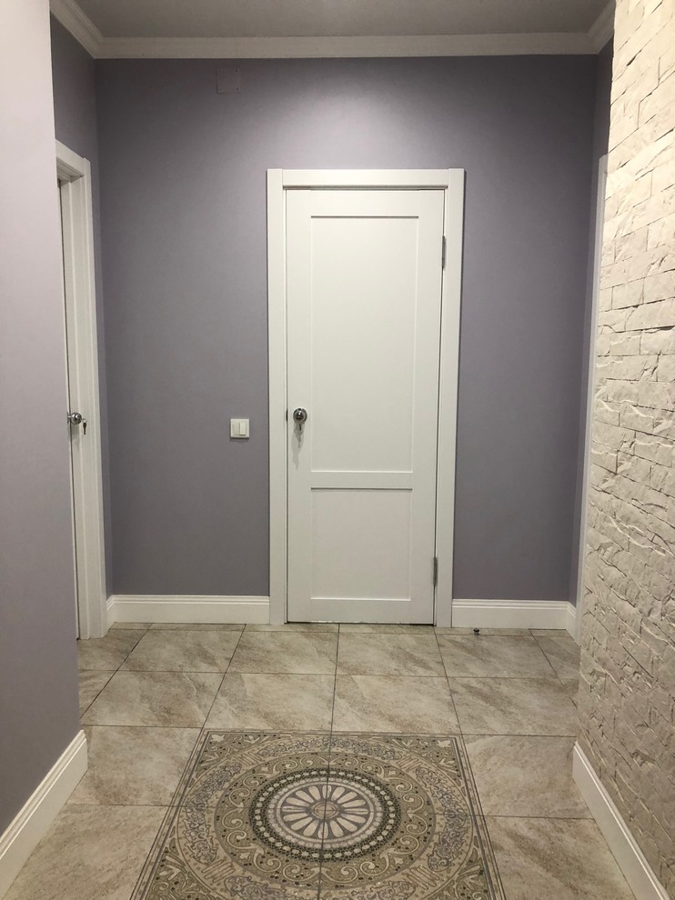 На фото: маленький коридор в современном стиле с серыми стенами, полом из керамогранита и бежевым полом для на участке и в саду с