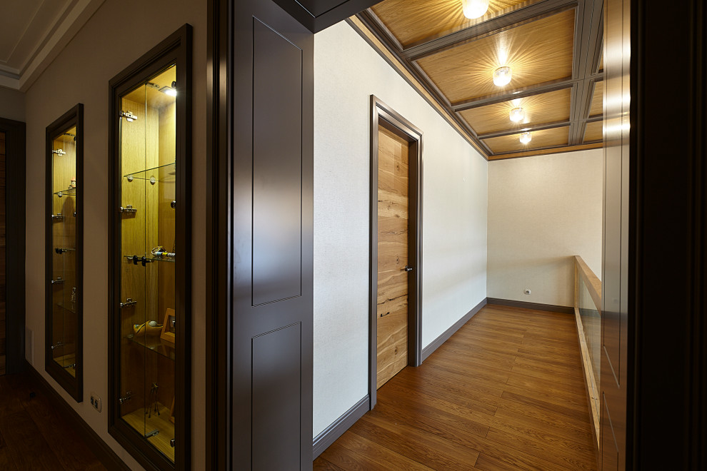 Ispirazione per un ingresso o corridoio minimal di medie dimensioni con pareti grigie, pavimento in laminato e pavimento beige