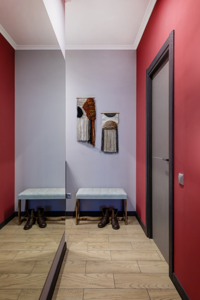 Идея дизайна: маленький коридор в скандинавском стиле с красными стенами для на участке и в саду