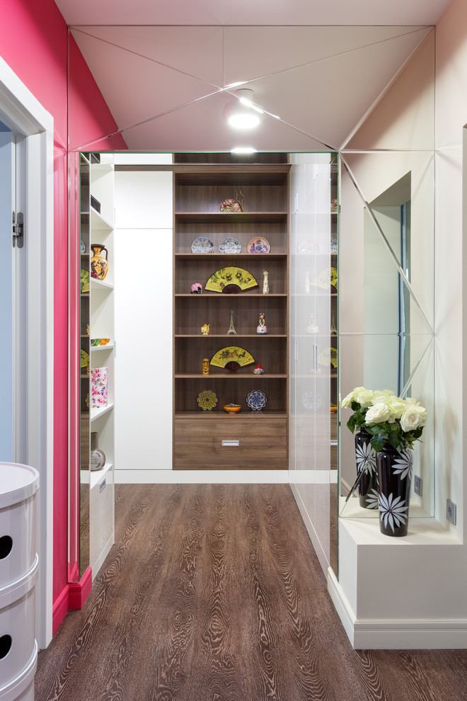 Inspiration pour un couloir design de taille moyenne avec un mur rose, un sol en vinyl et un sol marron.