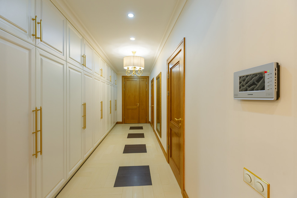 Ejemplo de recibidores y pasillos tradicionales grandes con paredes beige, suelo de baldosas de cerámica y suelo beige