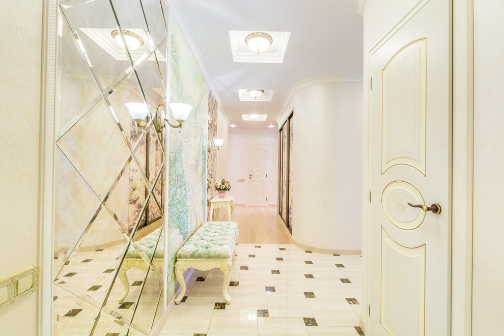 На фото: коридор в классическом стиле с белыми стенами