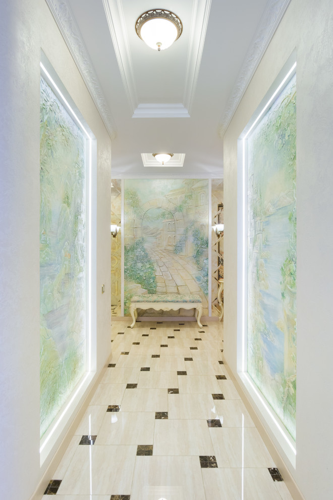 他の地域にある高級なトラディショナルスタイルのおしゃれな廊下 (白い壁) の写真