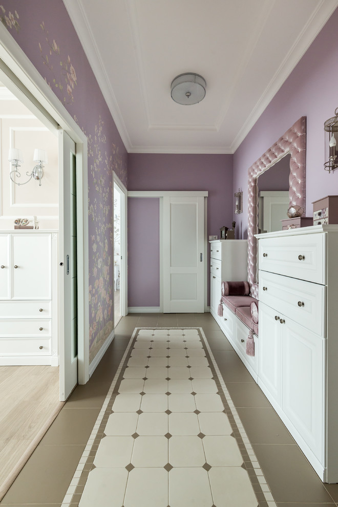 На фото: коридор среднего размера в стиле неоклассика (современная классика) с фиолетовыми стенами и разноцветным полом с