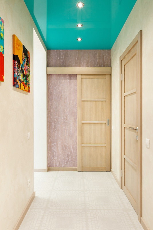 Eklektisk inredning av en mellanstor hall, med flerfärgade väggar, klinkergolv i keramik och grått golv