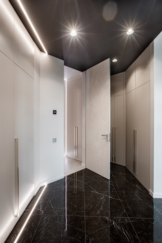 Источник вдохновения для домашнего уюта: большой коридор в современном стиле с белыми стенами и черным полом