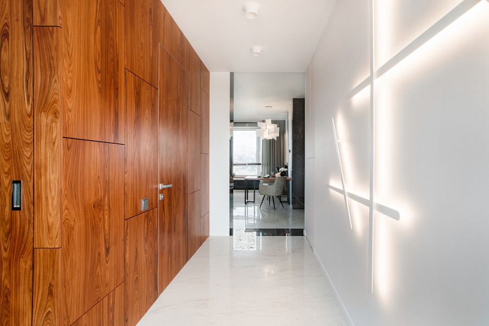 Источник вдохновения для домашнего уюта: большой коридор в современном стиле с белыми стенами и белым полом