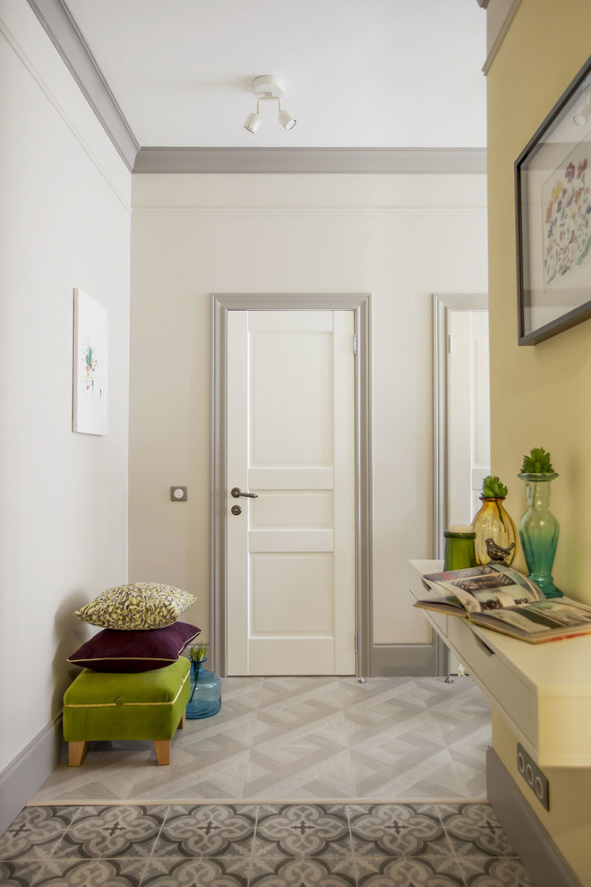 Источник вдохновения для домашнего уюта: коридор в стиле неоклассика (современная классика) с серыми стенами