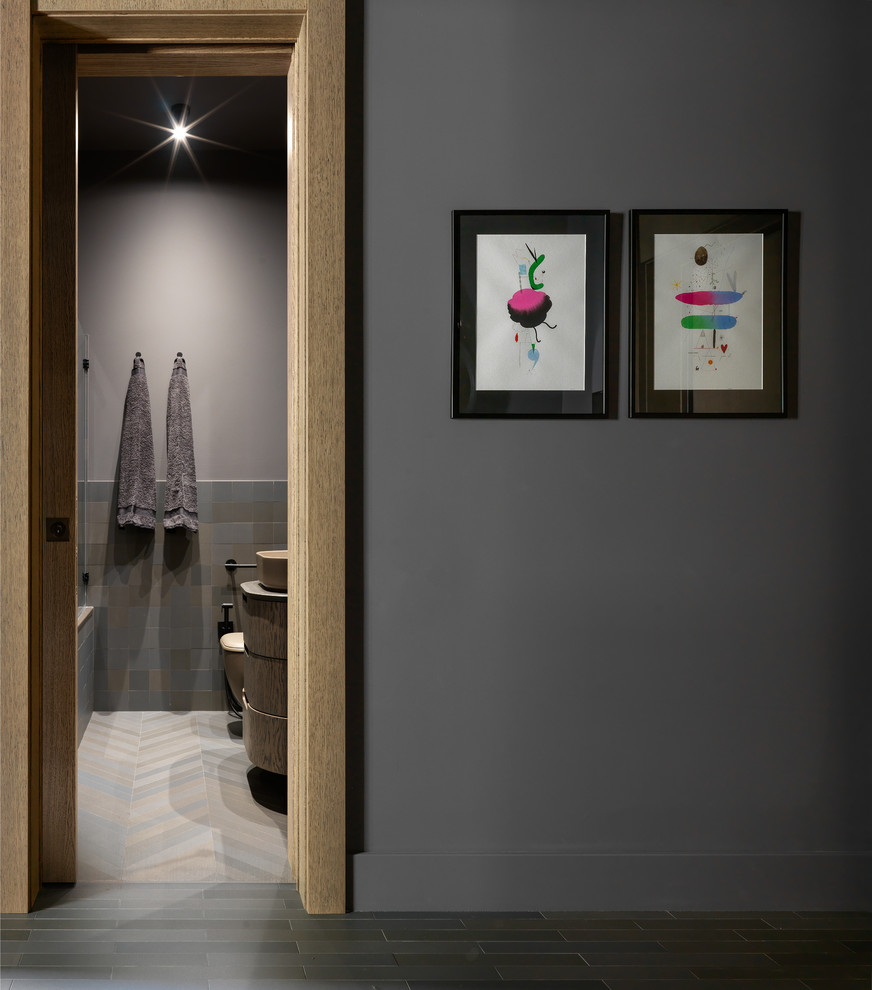 На фото: коридор среднего размера в современном стиле с серыми стенами, полом из керамической плитки и серым полом с