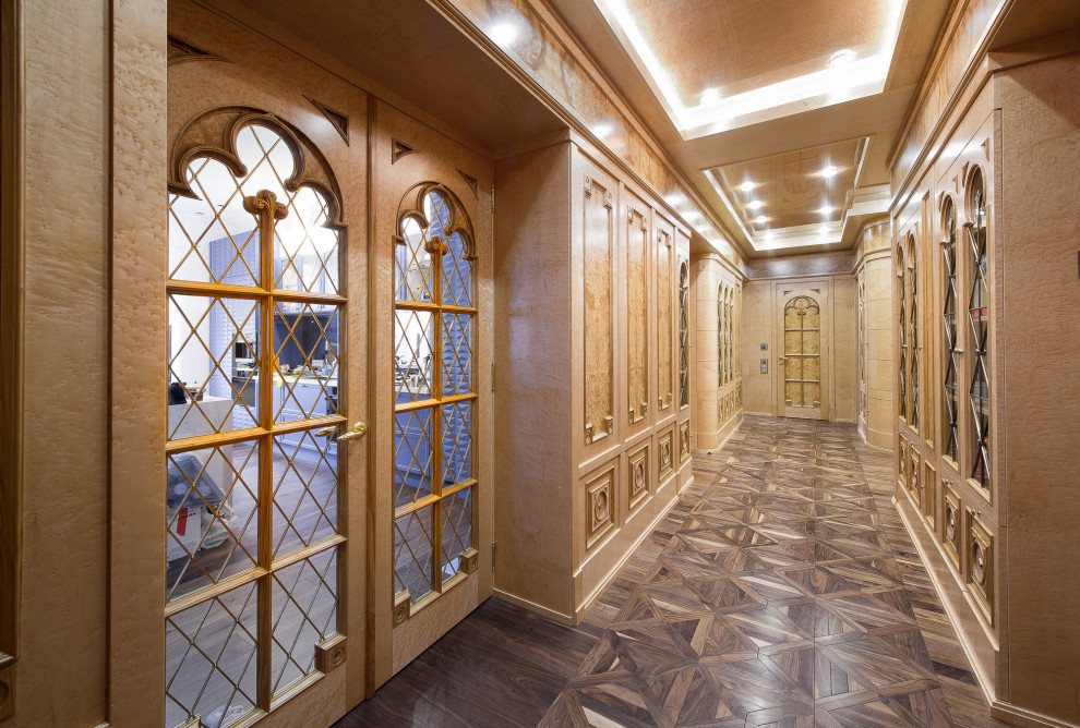 Aménagement d'un grand couloir classique avec un mur beige.