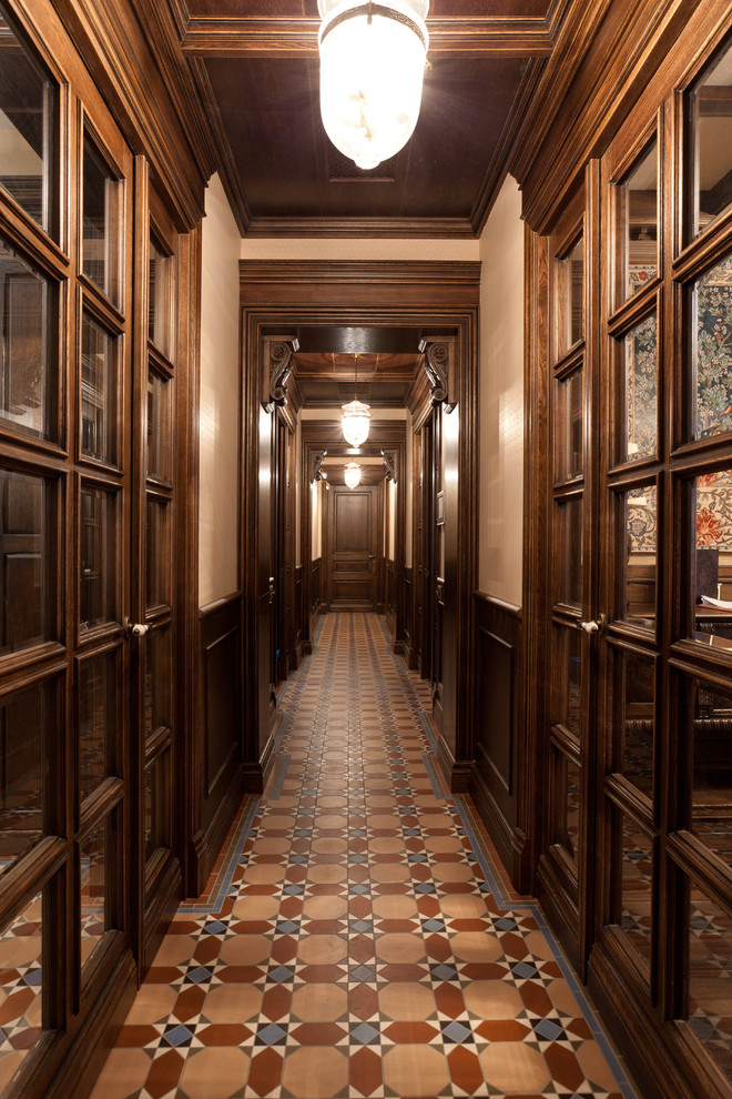 Esempio di un ingresso o corridoio vittoriano con pareti marroni, pavimento con piastrelle in ceramica e pavimento marrone