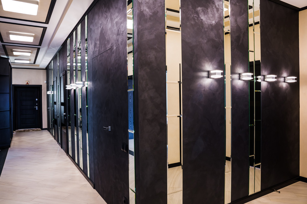 Inspiration pour un grand couloir design avec un mur noir, un sol en carrelage de porcelaine et un sol gris.