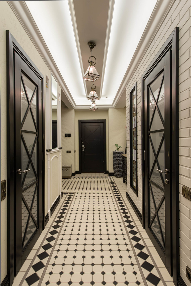 Источник вдохновения для домашнего уюта: коридор в стиле неоклассика (современная классика) с белыми стенами