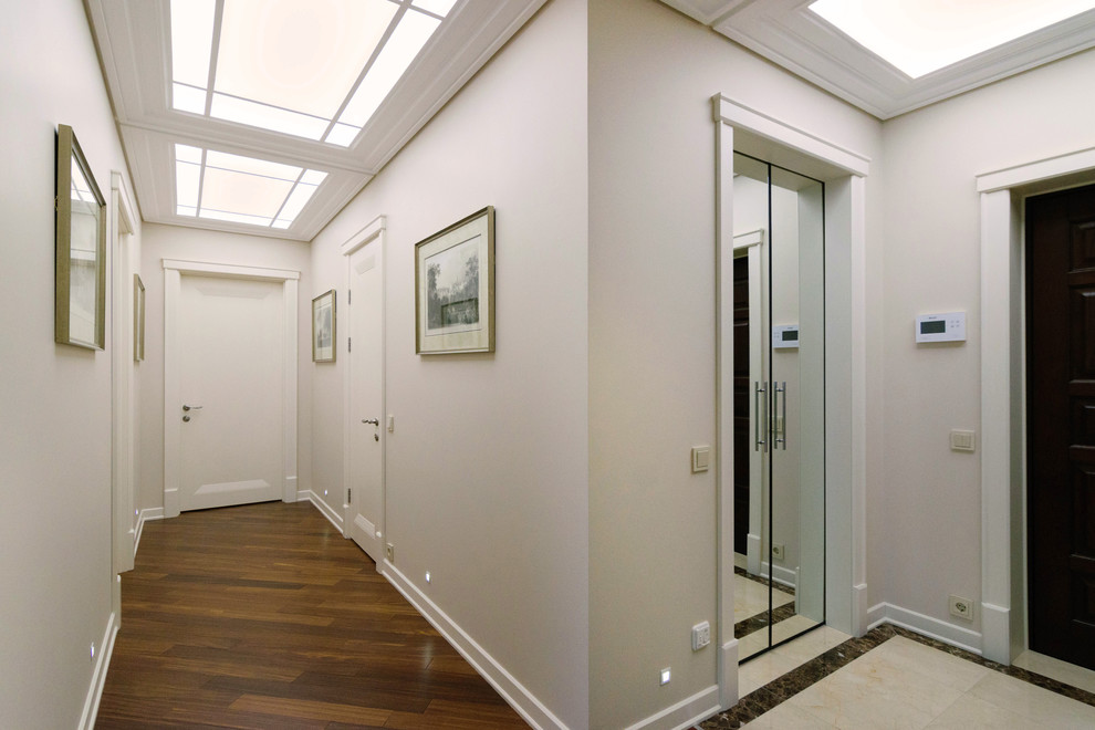Пример оригинального дизайна: узкий коридор в стиле неоклассика (современная классика)