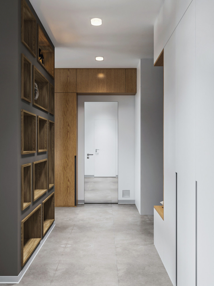 Idéer för en liten modern hall, med grå väggar, klinkergolv i porslin och grått golv