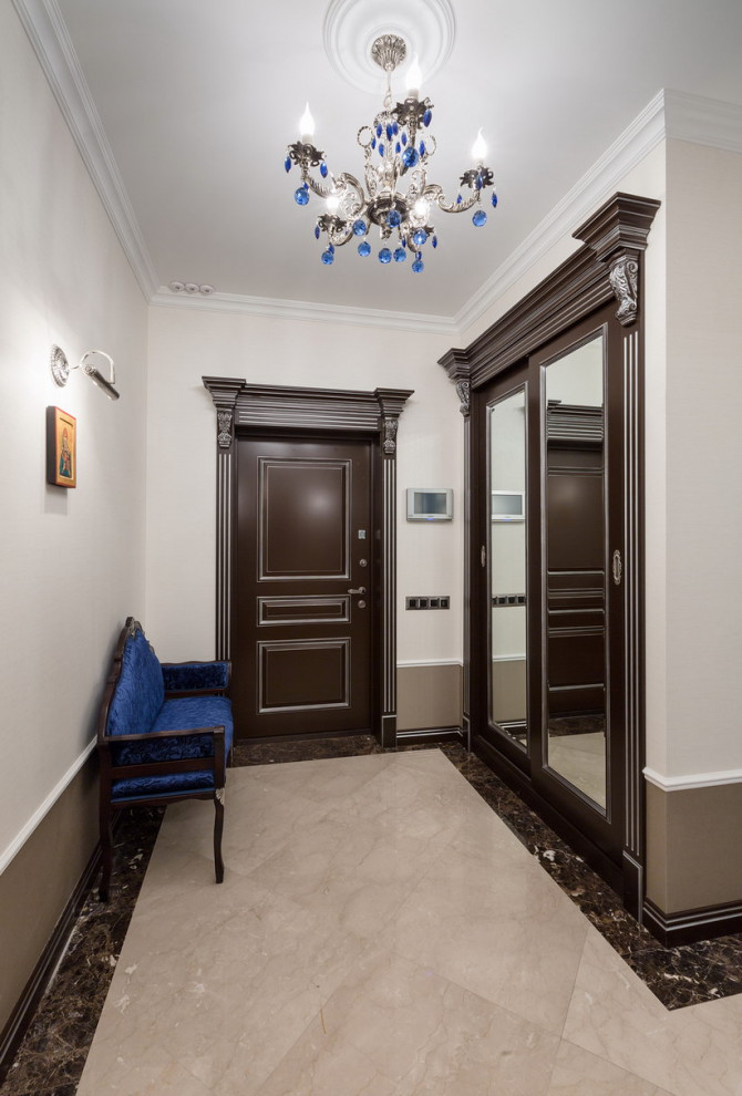 Idee per un ingresso o corridoio classico di medie dimensioni con pareti beige e pavimento in marmo