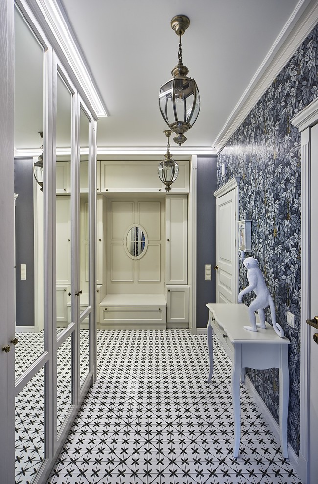Стильный дизайн: коридор в стиле неоклассика (современная классика) с серыми стенами - последний тренд