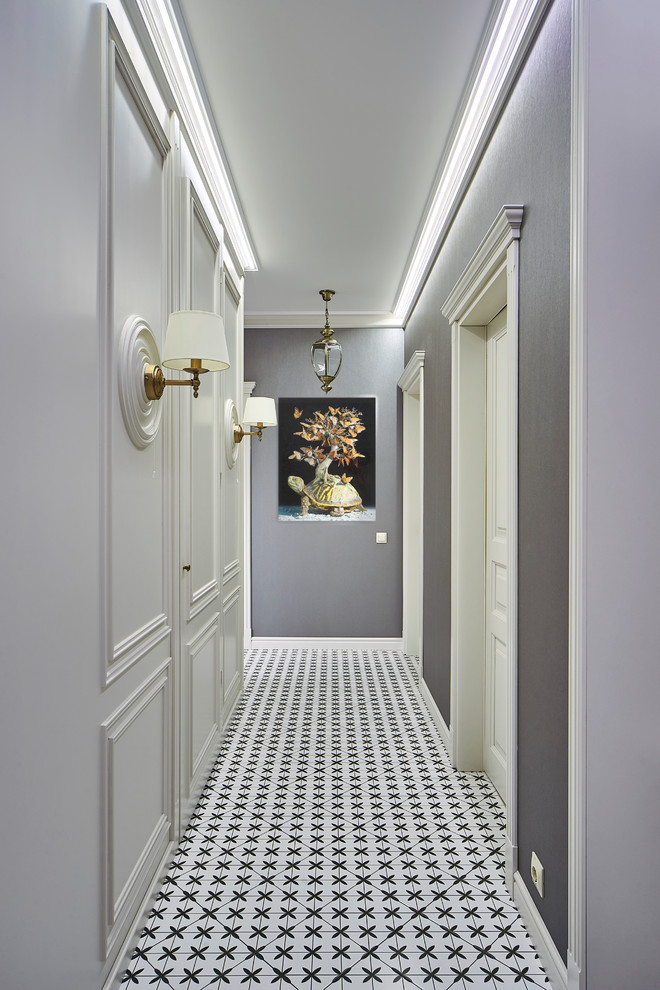 Ejemplo de recibidores y pasillos tradicionales renovados con paredes grises y suelo multicolor