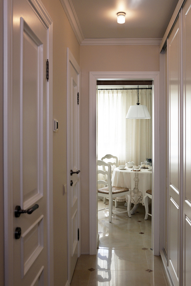 Ejemplo de recibidores y pasillos románticos pequeños con paredes beige, suelo beige y suelo de baldosas de porcelana