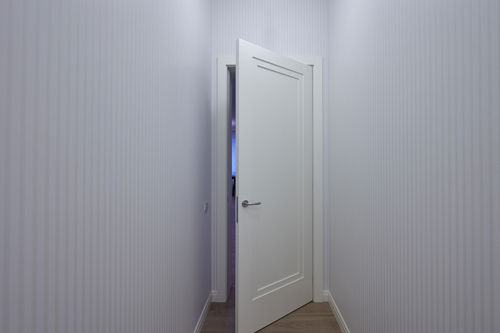 Ispirazione per un ingresso o corridoio classico di medie dimensioni con pareti bianche, pavimento in laminato e pavimento beige
