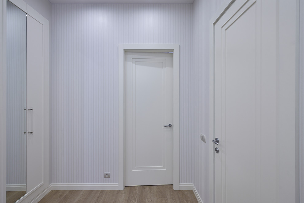Idee per un ingresso o corridoio chic di medie dimensioni con pareti bianche, pavimento in laminato e pavimento beige