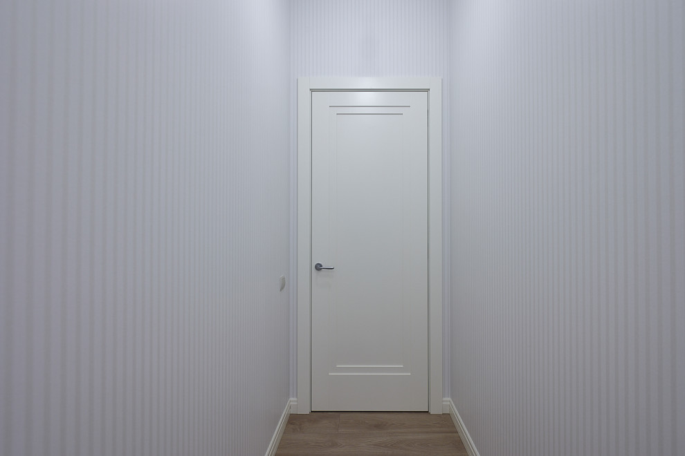 Источник вдохновения для домашнего уюта: коридор среднего размера в стиле неоклассика (современная классика) с белыми стенами, полом из ламината и бежевым полом