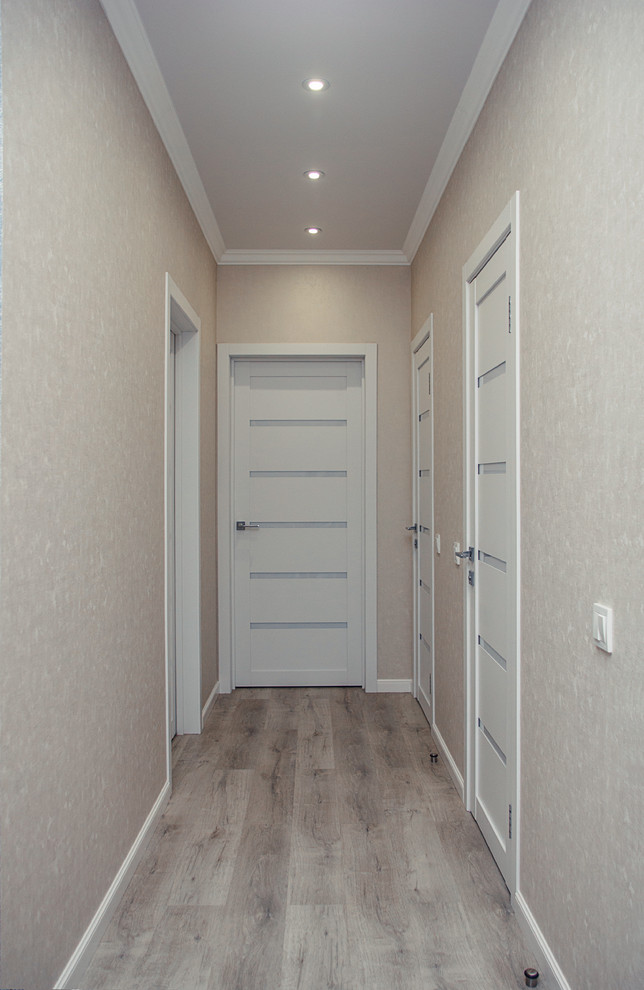 Idee per un piccolo ingresso o corridoio classico con pareti beige, pavimento in laminato e pavimento beige