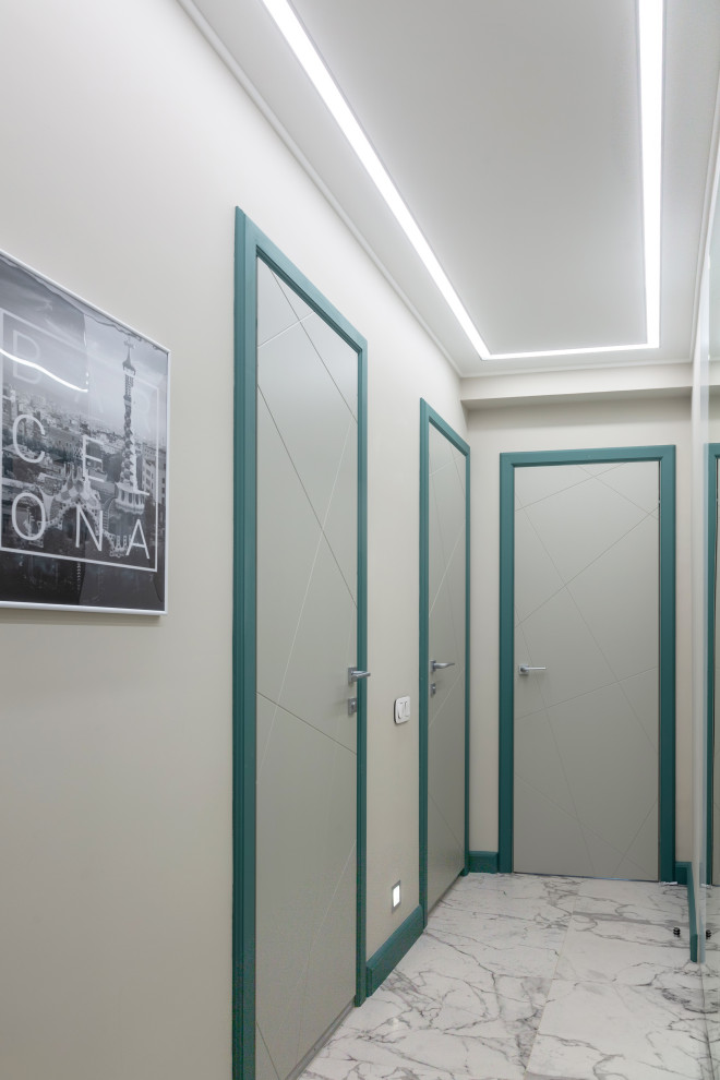 Idee per un piccolo ingresso o corridoio design con pareti grigie, pavimento con piastrelle in ceramica, pavimento grigio, soffitto ribassato e carta da parati