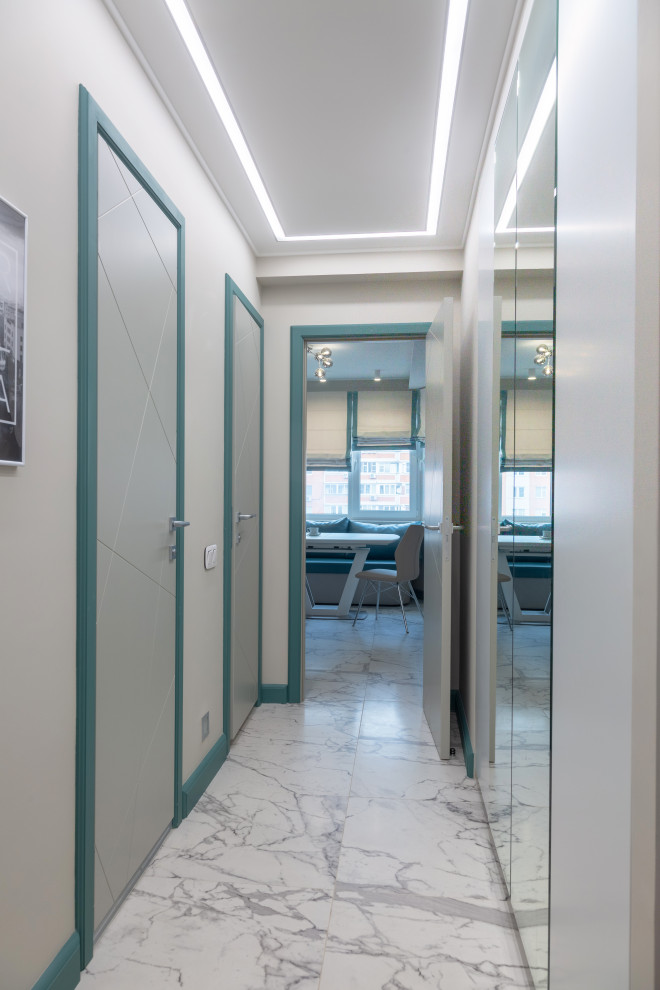 Пример оригинального дизайна: узкий коридор среднего размера в современном стиле с серыми стенами, полом из керамической плитки, серым полом, многоуровневым потолком и обоями на стенах