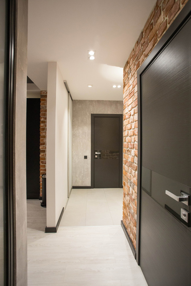 Свежая идея для дизайна: коридор среднего размера в стиле лофт с белыми стенами, полом из винила и серым полом - отличное фото интерьера