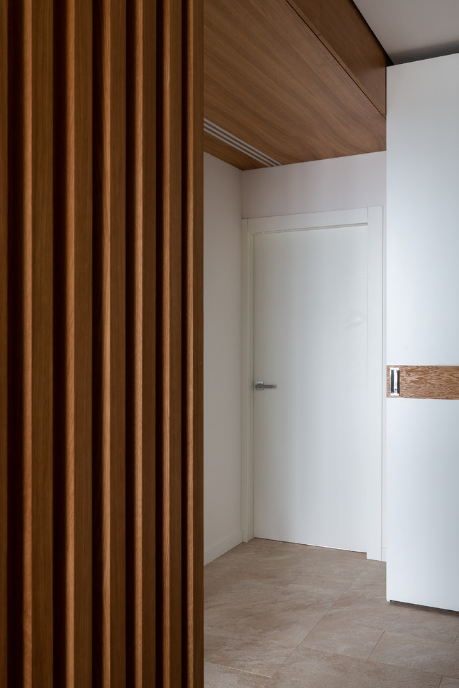 Esempio di un piccolo ingresso o corridoio design con pareti bianche, pavimento in gres porcellanato e pavimento beige