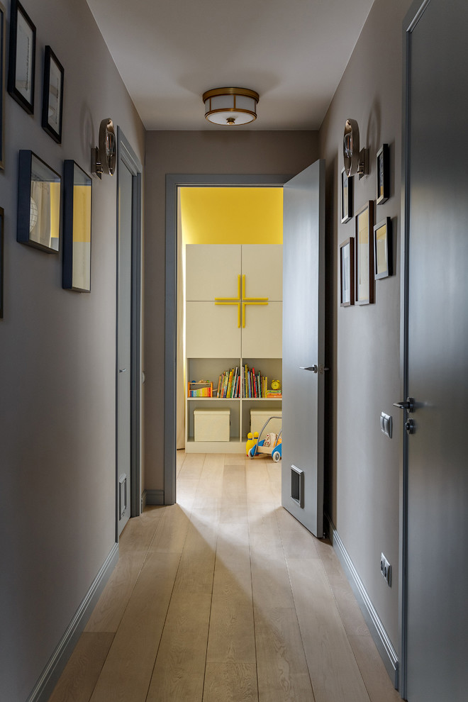 На фото: коридор: освещение в современном стиле с серыми стенами и светлым паркетным полом
