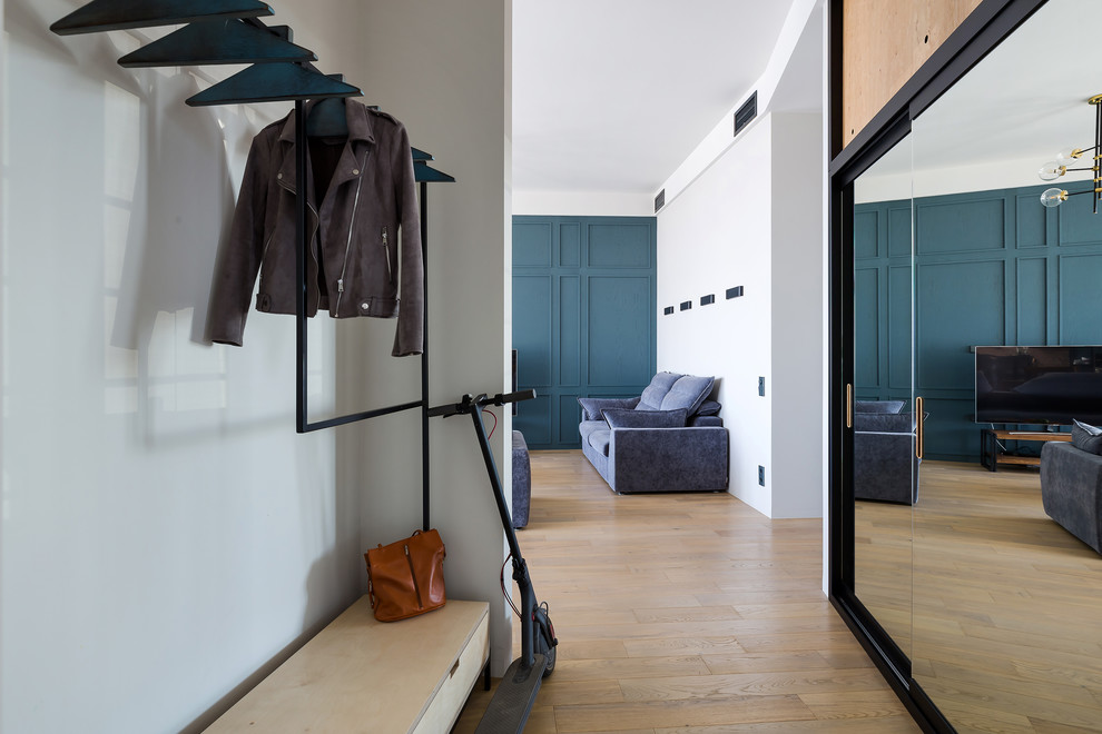 Стильный дизайн: коридор в современном стиле с серыми стенами, паркетным полом среднего тона и коричневым полом - последний тренд