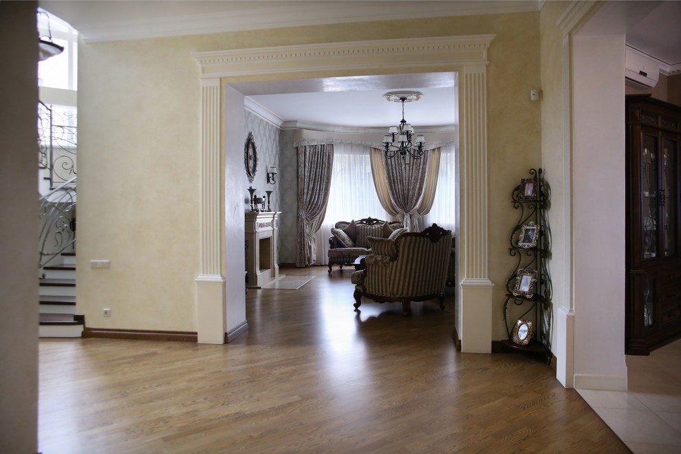 На фото: коридор среднего размера в классическом стиле