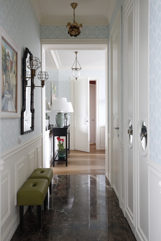 Свежая идея для дизайна: коридор среднего размера в стиле неоклассика (современная классика) - отличное фото интерьера